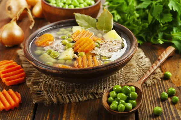 Suppe mit grünen Erbsen und Fleisch — Stockfoto