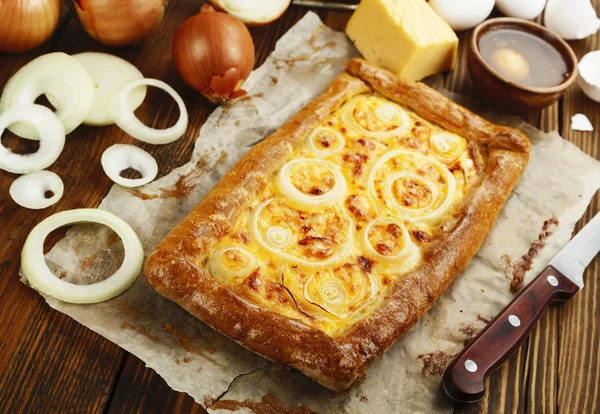 Пиріг з сиром і цибулею — стокове фото