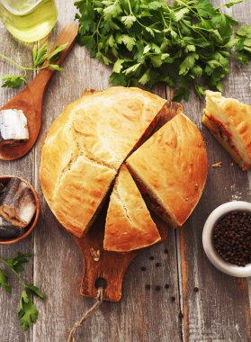 Pasta konserve balık ve sebze ile 