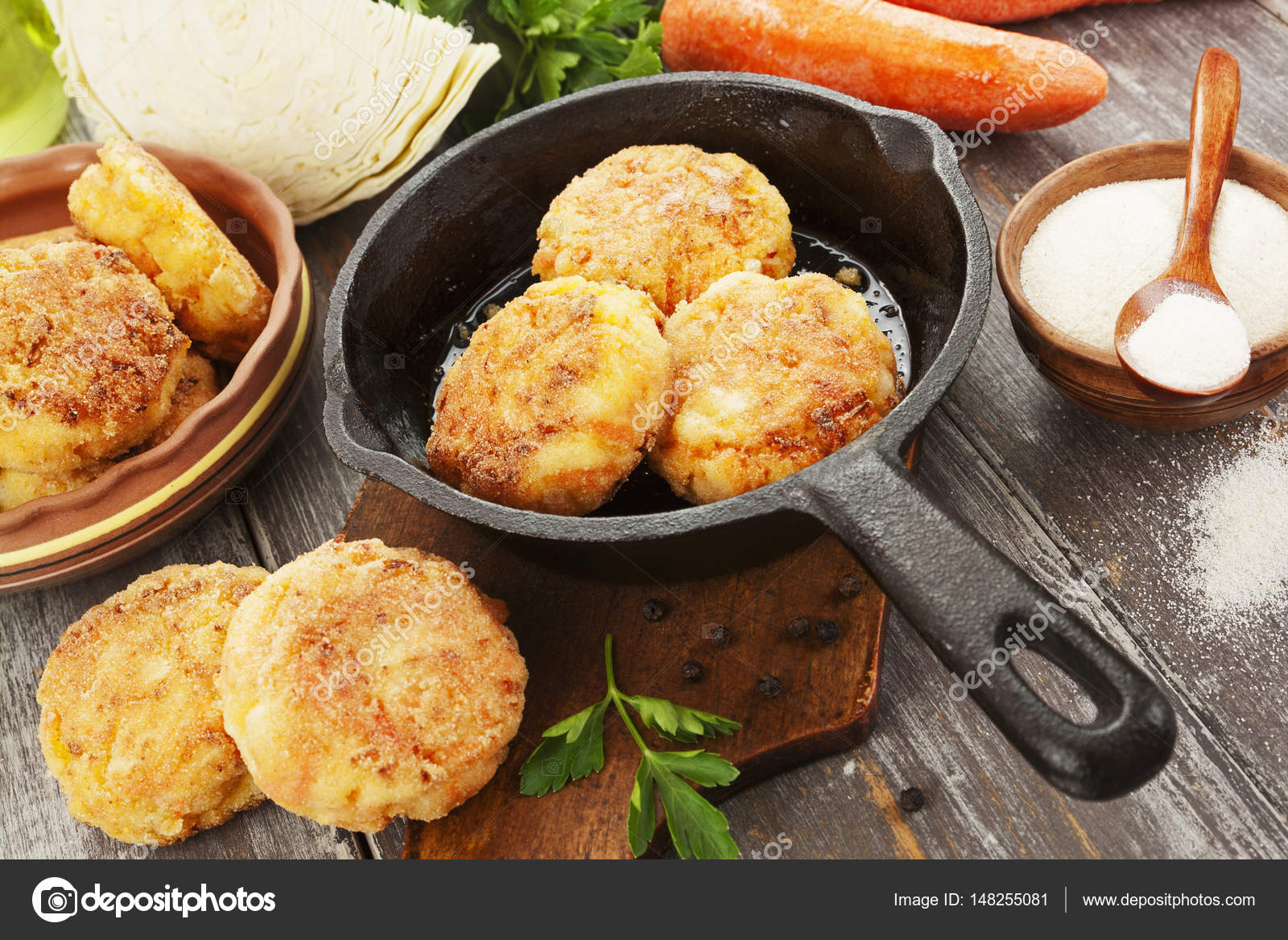 白菜和胡萝卜的素食肉饼——图库图片© minadezhda #148255081, image size:1600x1167