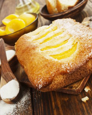  Konserve şeftali ile irmik pasta