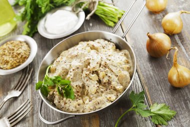 Hardal soslu Komposto domuz eti