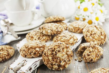 Kuru üzümlü yulaflı kurabiye.