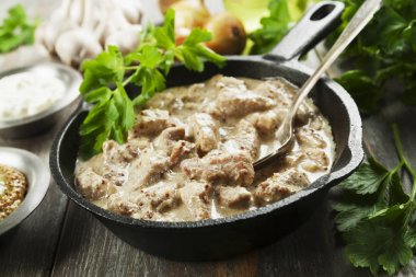 Hardal soslu Komposto domuz eti