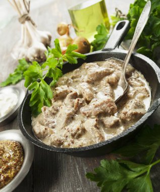 Hardal soslu Komposto domuz eti