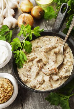 Hardal soslu Komposto domuz eti