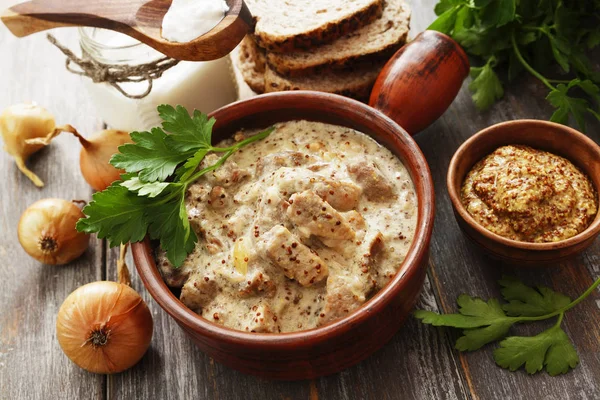 Gestoofde varkensvlees met mosterdsaus — Stockfoto