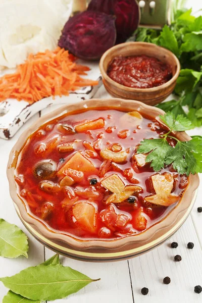 Вегетаріанський буряковий суп з грибами — стокове фото