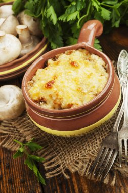 Mantar ve tavuk ile Cocotte