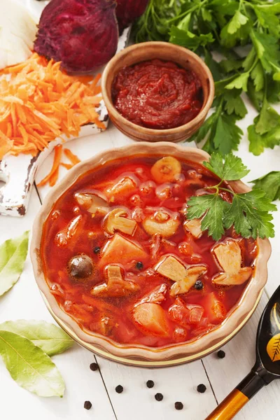 Vegetarisk rödbetor soppa med svamp — Stockfoto