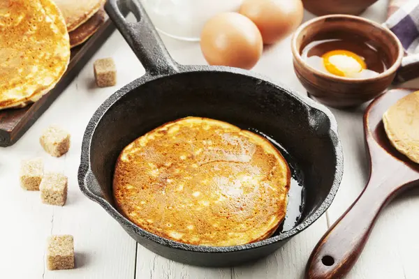 Zelfgemaakte pannenkoek in de pan op tafel — Stockfoto