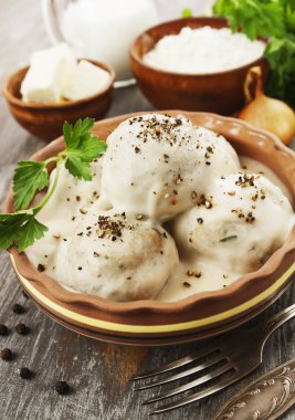 Beyaz soslu köfteler.