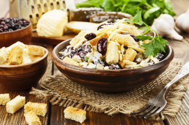 Croutons fasulye salatası
