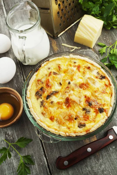 Quiche con pollo y champiñones —  Fotos de Stock