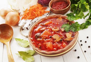 Vejetaryen beetroots mantar çorbası