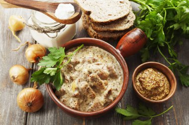 Hardal soslu Komposto domuz eti