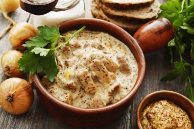 Hardal soslu Komposto domuz eti