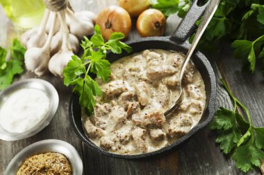 Hardal soslu Komposto domuz eti