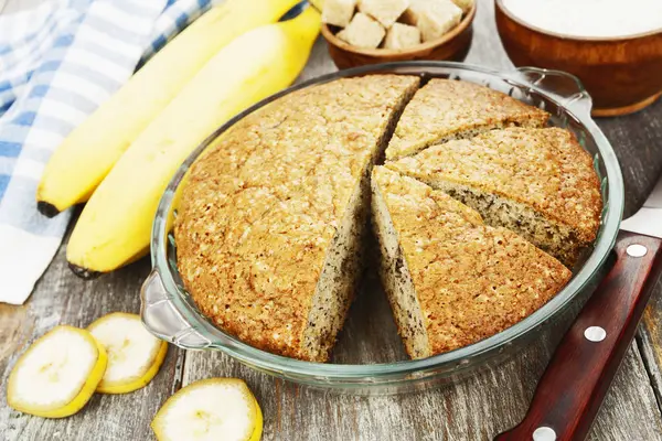 Pastel de plátano y plátanos frescos — Foto de Stock