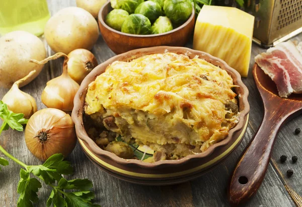 Картофельная запеканка с брюссельской капустой — стоковое фото