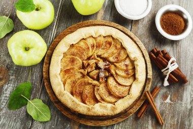 Galette'ye elma ve tarçın ile