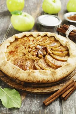 Galette'ye elma ve tarçın ile