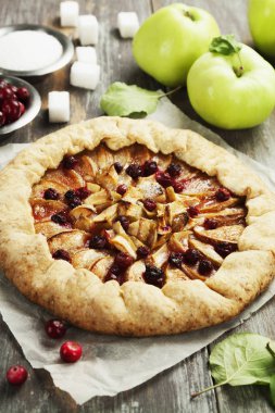 Galette'ye elma ve kızılcık