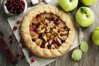 Galette'ye elma ve kızılcık