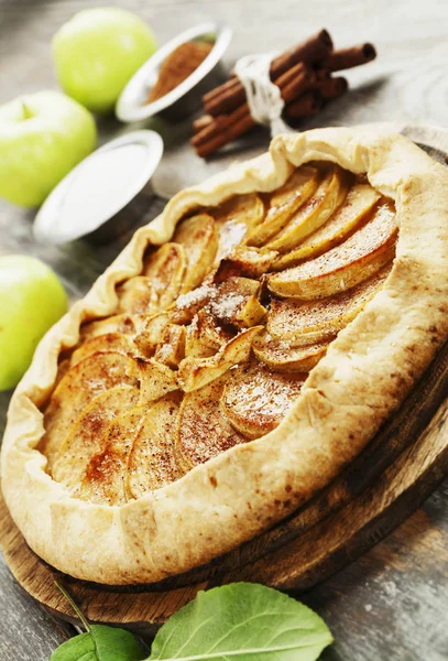 Galette com maçãs e canela — Fotografia de Stock