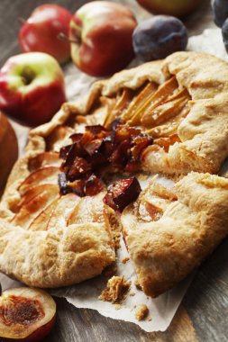 Galette'ye elma ve Erik ile