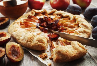 Galette'ye elma ve Erik ile