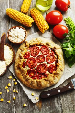 Mısır Galette'ye süzme peynir ve domates ile