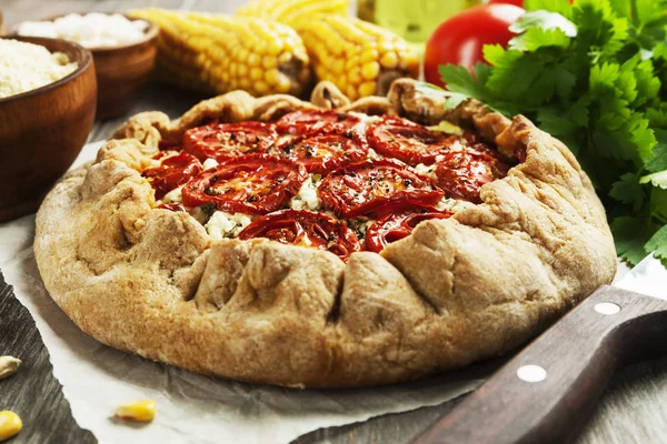 Mısır Galette'ye süzme peynir ve domates ile 