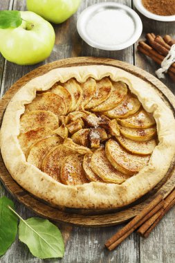 Galette'ye elma ve tarçın ile