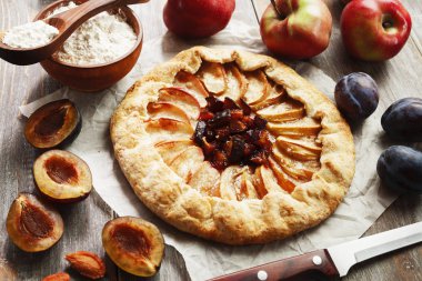 Galette'ye elma ve Erik ile