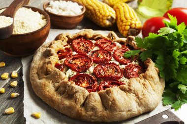 Mısır Galette'ye süzme peynir ve domates ile 