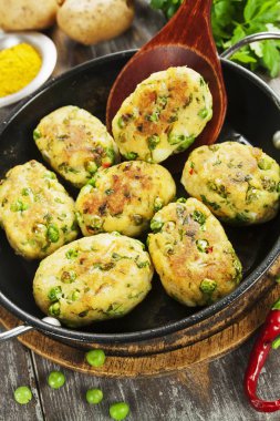 Aloo tikki. Patates pirzola