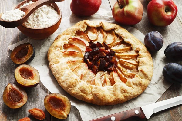 Galette'ye elma ve Erik ile