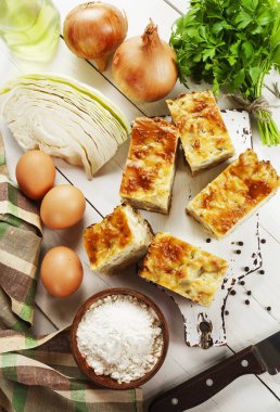 Lahana ve yumurta ile pasta 