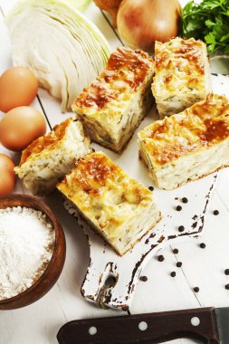 Lahana ve yumurta ile pasta 