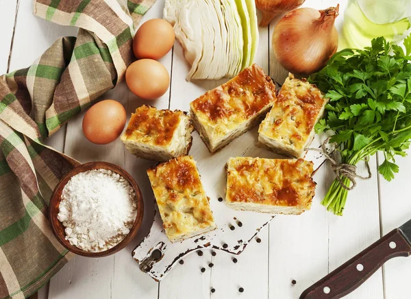 Plăcintă cu varză și ouă — Fotografie, imagine de stoc