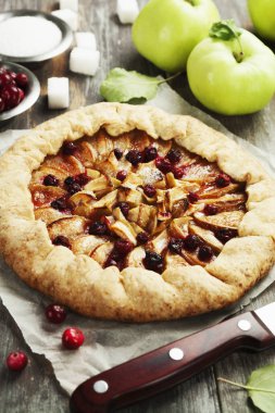 Galette'ye elma ve kızılcık