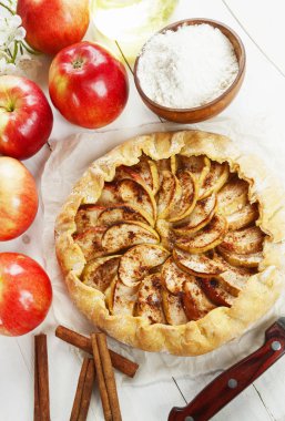 Galette'ye elma ve tarçın ile