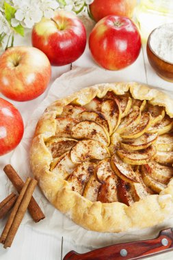 Galette'ye elma ve tarçın ile