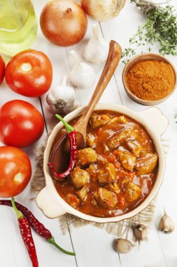 Et güveç domates sosu