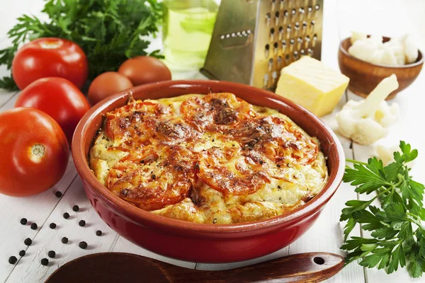 Coliflor al horno con tomate, queso y huevos —  Fotos de Stock