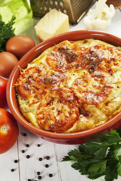 Blumenkohl mit Tomaten, Käse und Eiern gebacken — Stockfoto