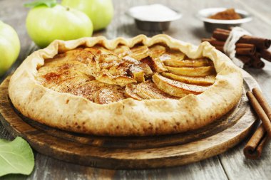 Galette'ye elma ve tarçın ile