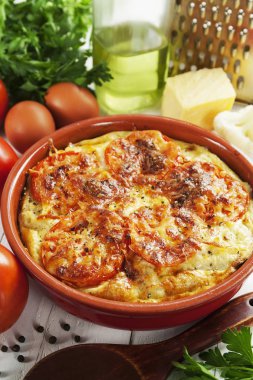 Pişmiş domates, peynir ve yumurta ile karnabahar