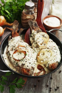  Ekşi krema soslu balık